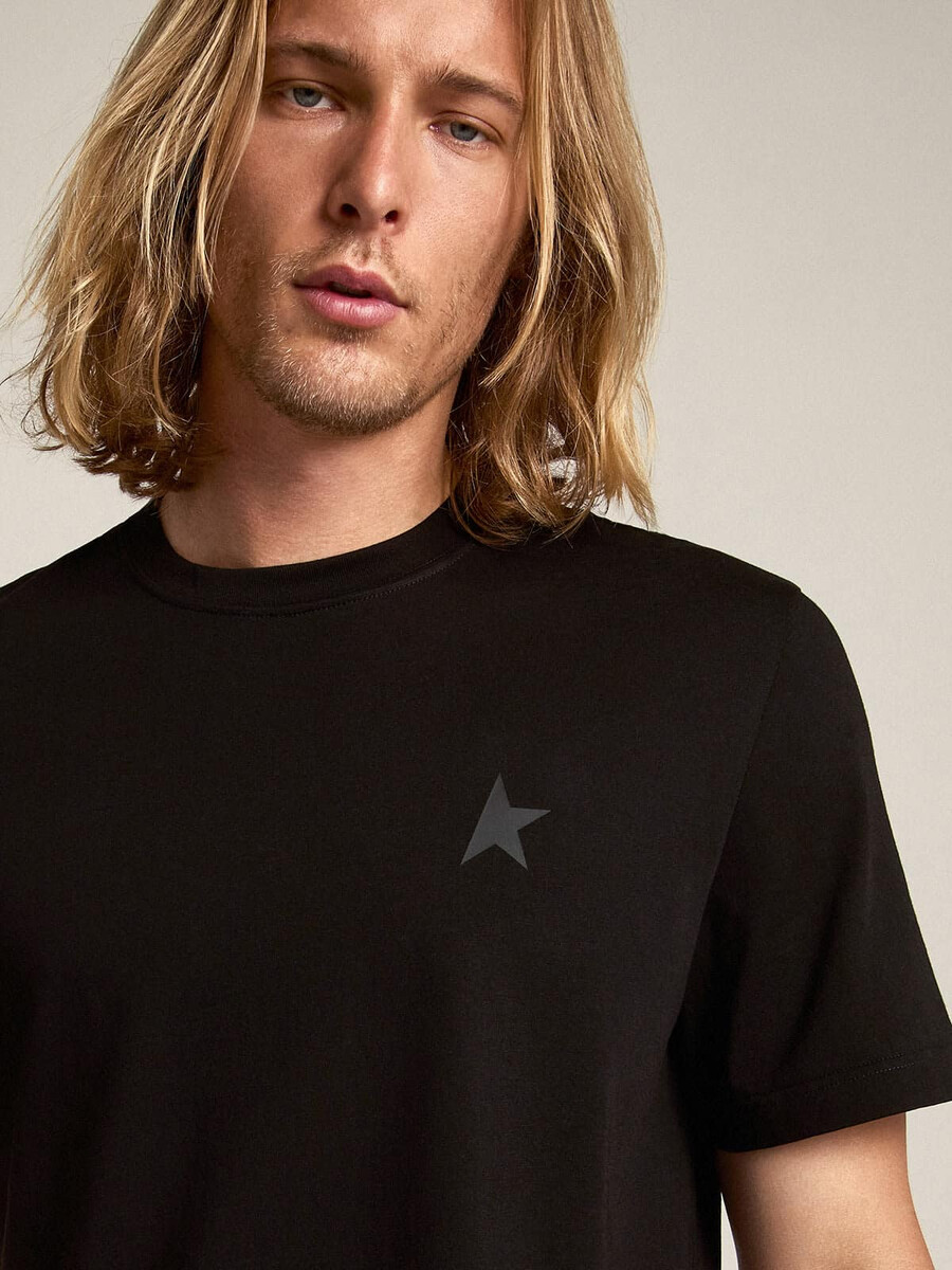 t-shirt aus der black star collection mit ton-in-ton-stern auf der vorderseite