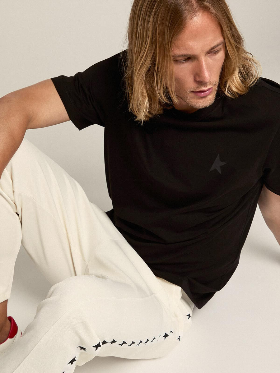 t-shirt aus der black star collection mit ton-in-ton-stern auf der vorderseite