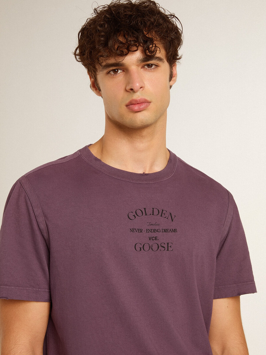 herren-t-shirt aus baumwolle in verwaschenem lila mit logodruck