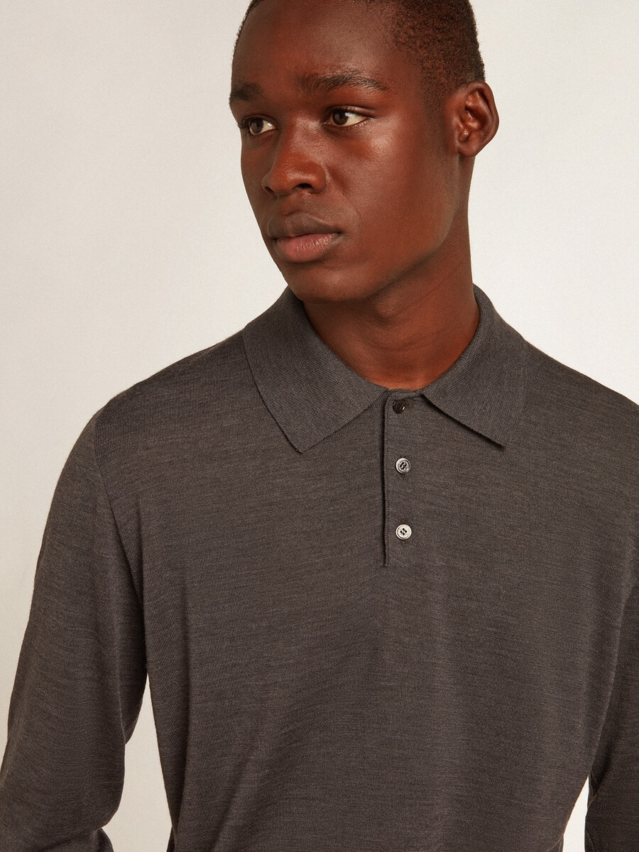 langärmeliges herren-poloshirt aus grauer merinowolle