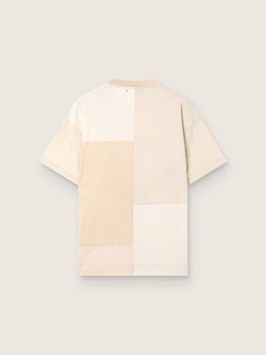 herren-t-shirt aus baumwolljersey mit weiß-beigem patchwork-effekt