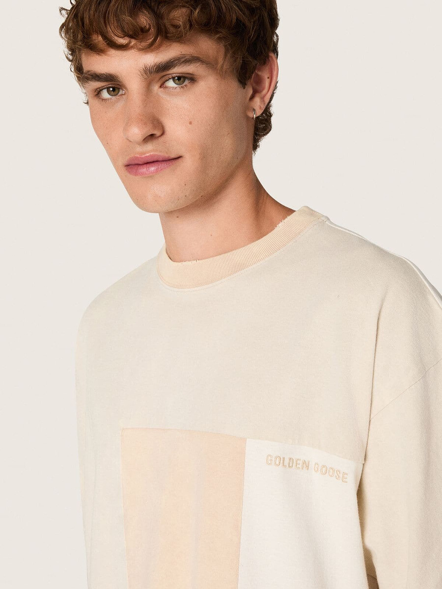 herren-t-shirt aus baumwolljersey mit weiß-beigem patchwork-effekt