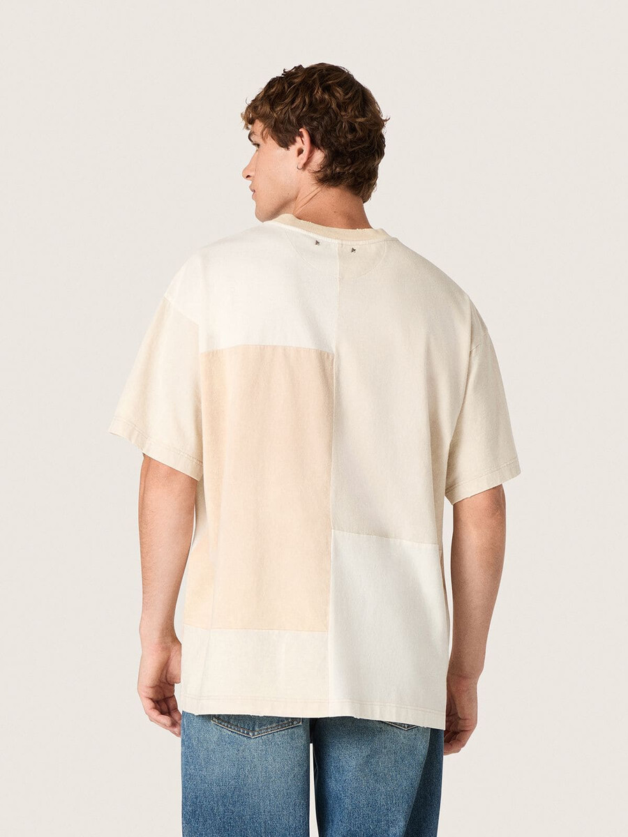 herren-t-shirt aus baumwolljersey mit weiß-beigem patchwork-effekt