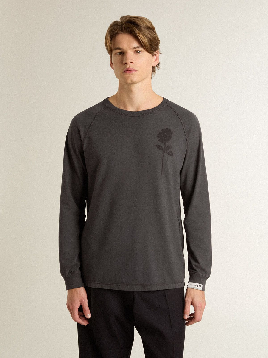 herren-t-shirt aus anthrazitfarbener baumwolle mit aufdruck auf der brust