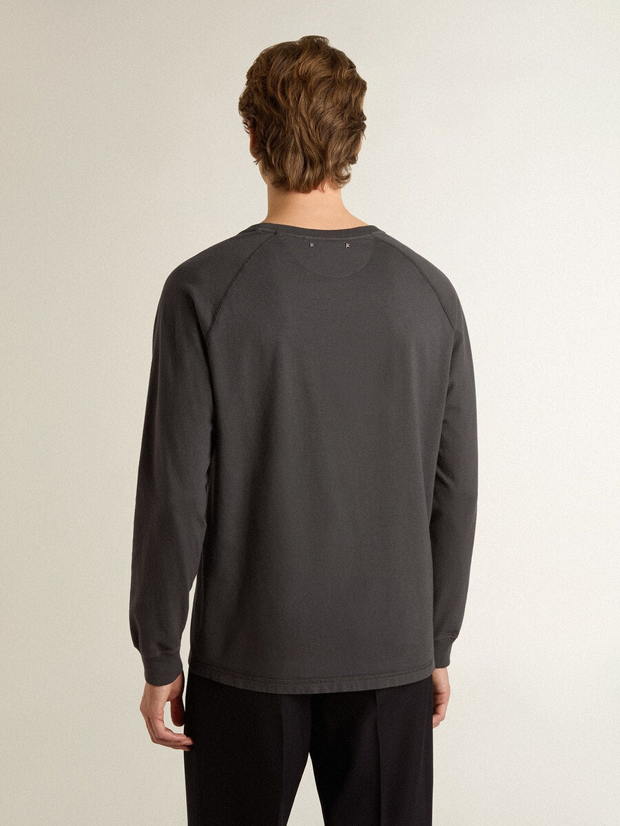 herren-t-shirt aus anthrazitfarbener baumwolle mit aufdruck auf der brust