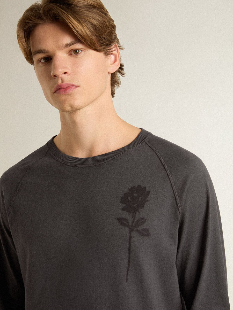herren-t-shirt aus anthrazitfarbener baumwolle mit aufdruck auf der brust