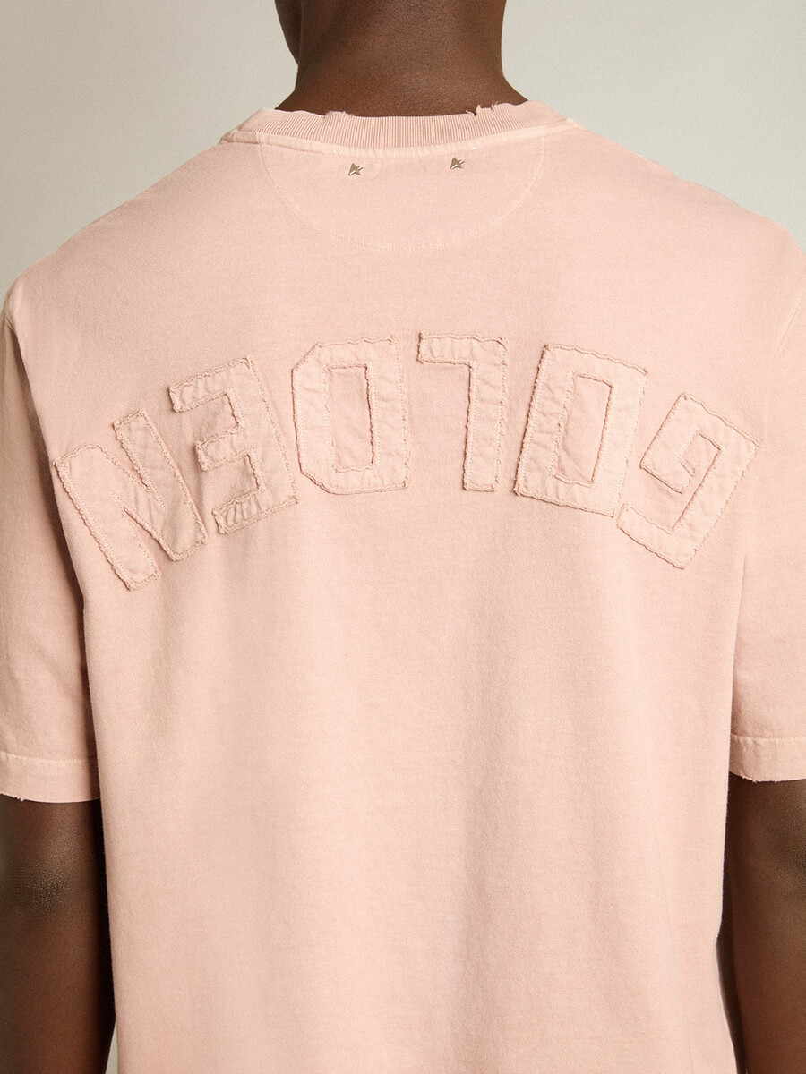 puderrosa t-shirt mit umgekehrtem logo auf dem rücken – jersey capsule