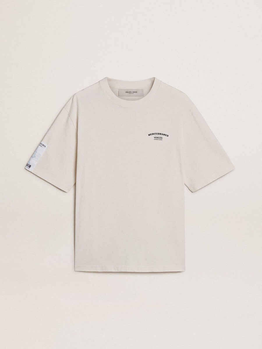 weißes unisex-t-shirt mit mediterranem print und pescheria-golden-aufnäher am Ärmel