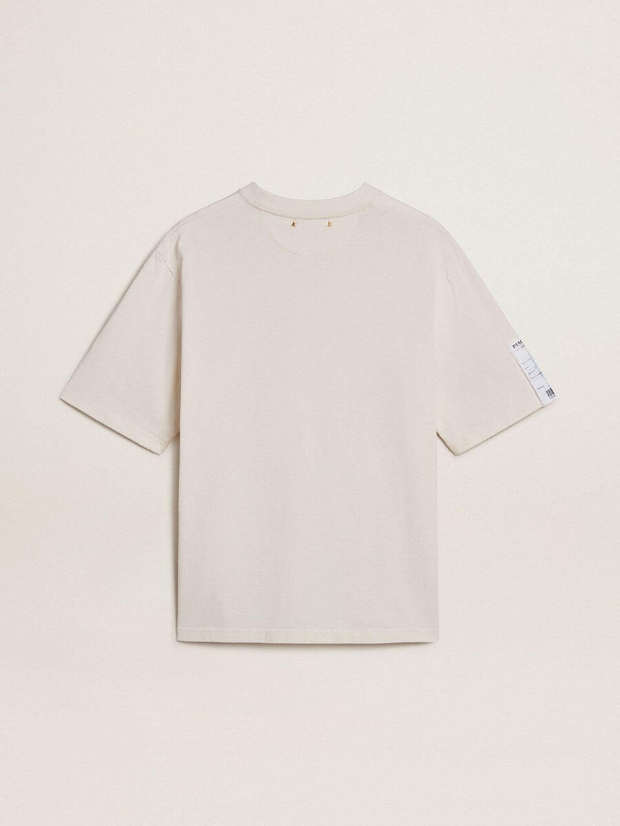 weißes unisex-t-shirt mit mediterranem print und pescheria-golden-aufnäher am Ärmel