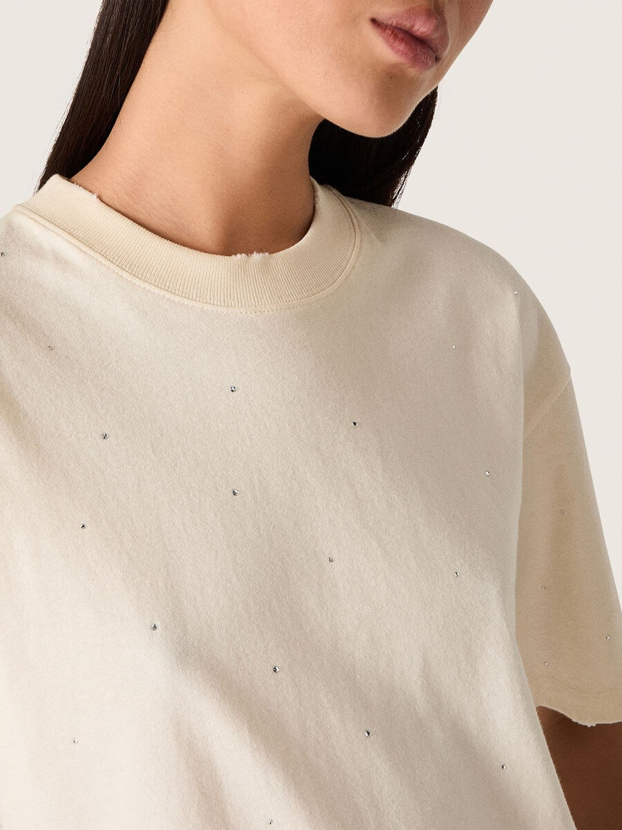 unisex-t-shirt mit sternenmuster aus weißer baumwolle mit durchgehendem farbverlauf und kristallen sowie einem aufdruck auf der rückseite.