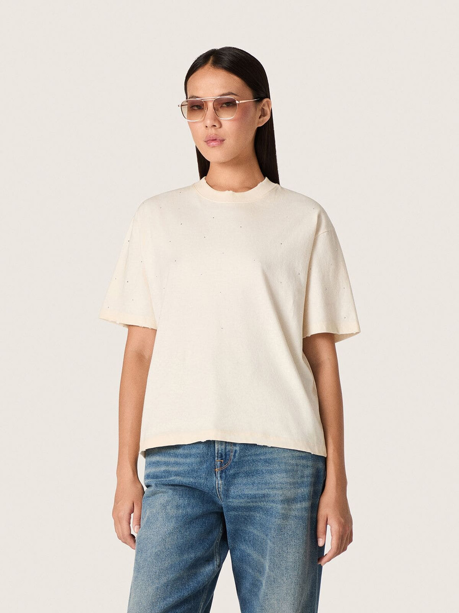 unisex-t-shirt mit sternenmuster aus weißer baumwolle mit durchgehendem farbverlauf und kristallen sowie einem aufdruck auf der rückseite.