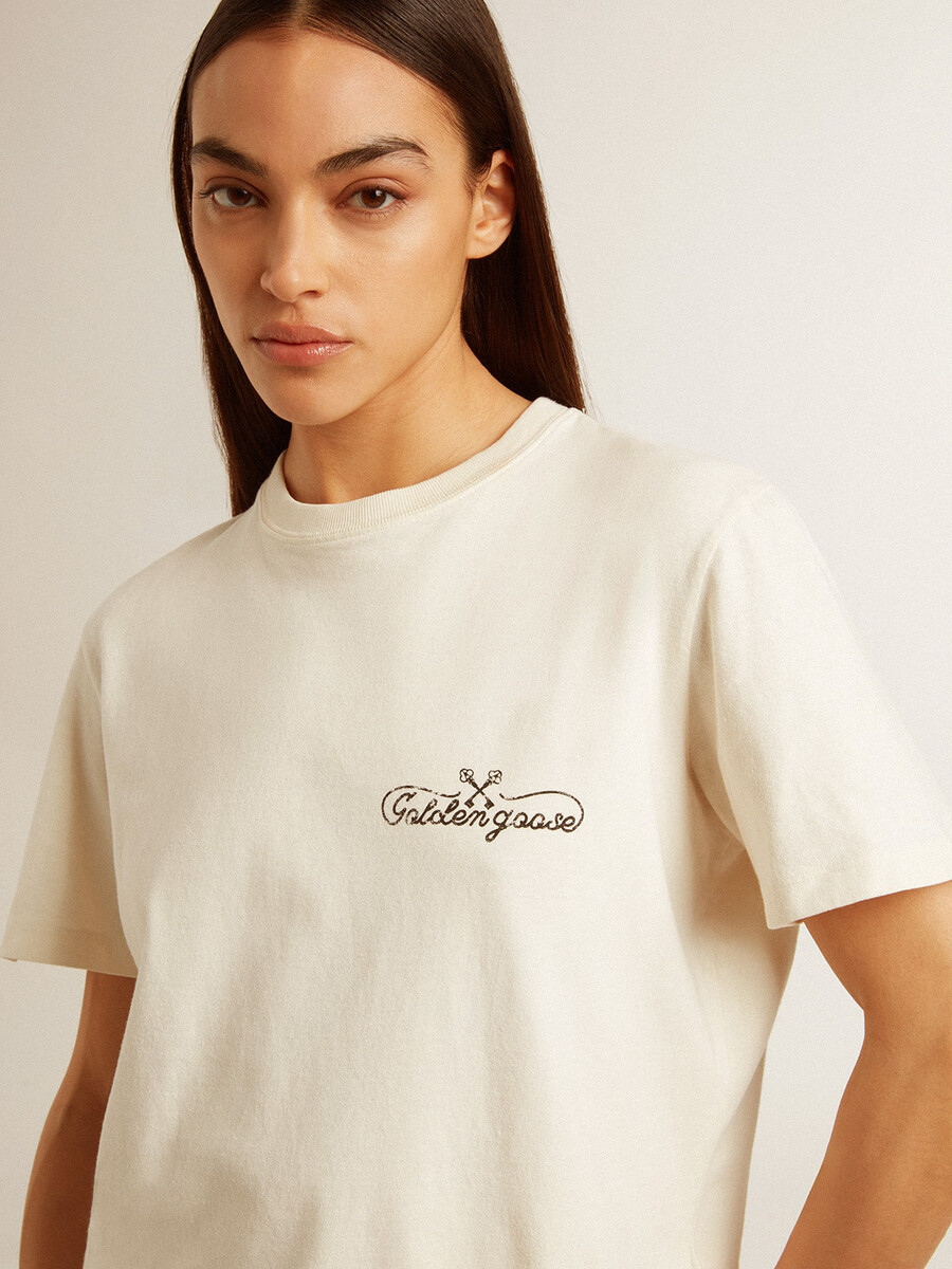 damen-t-shirt in gealtertem weiß mit logo auf der brust