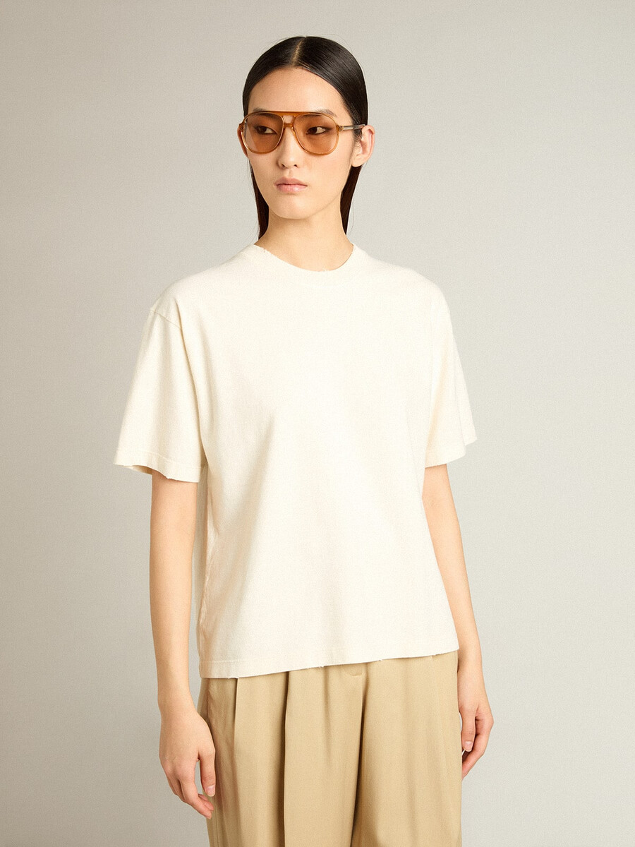 t-shirt in gealtertem weiß mit umgekehrtem logo auf dem rücken – jersey capsule