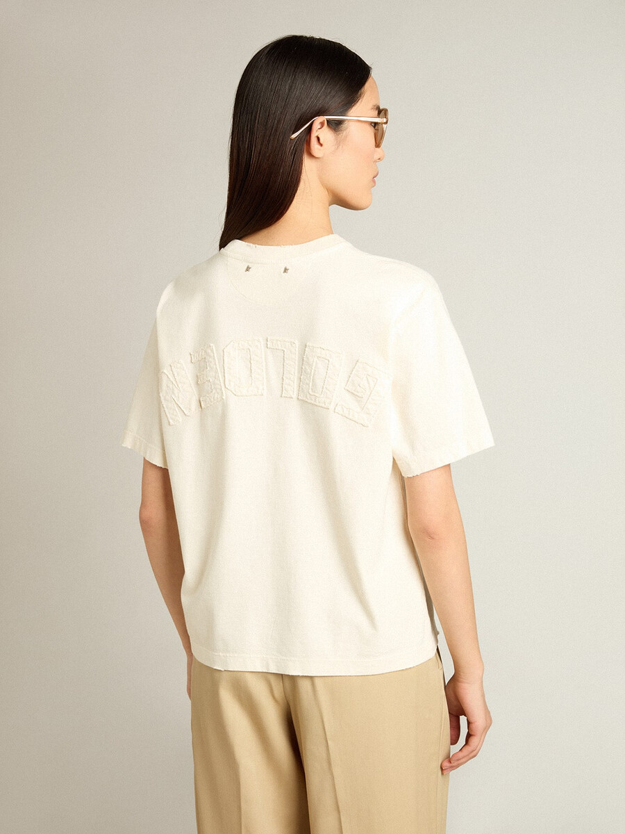 t-shirt in gealtertem weiß mit umgekehrtem logo auf dem rücken – jersey capsule
