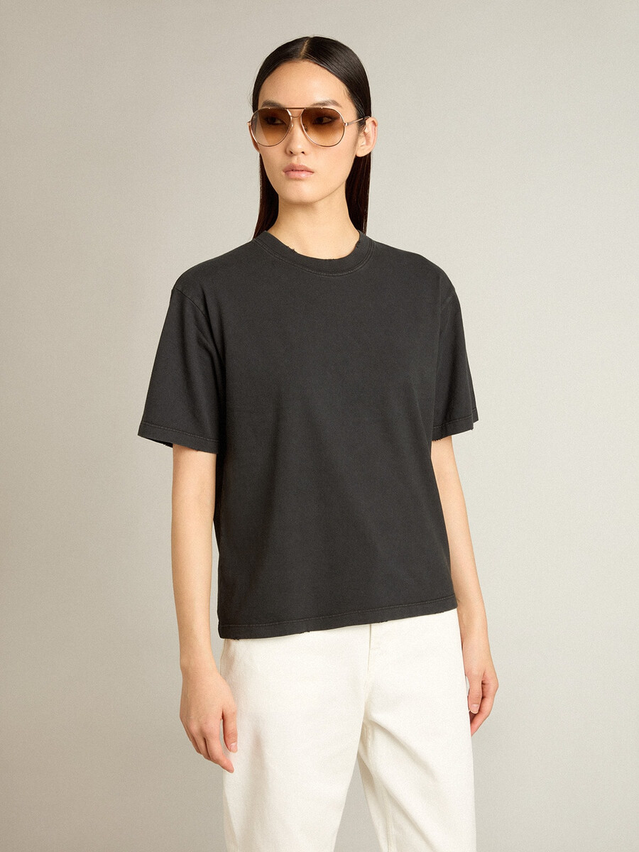 t-shirt in verwaschenem schwarz mit umgekehrtem logo auf dem rücken – jersey capsule