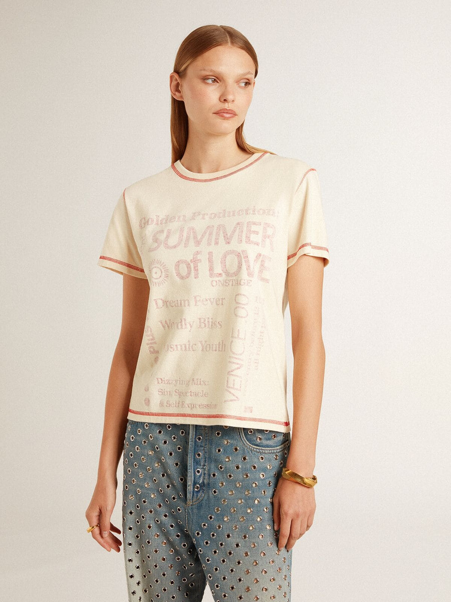 cremefarbenes damen-t-shirt mit verwaschenen roten akzenten