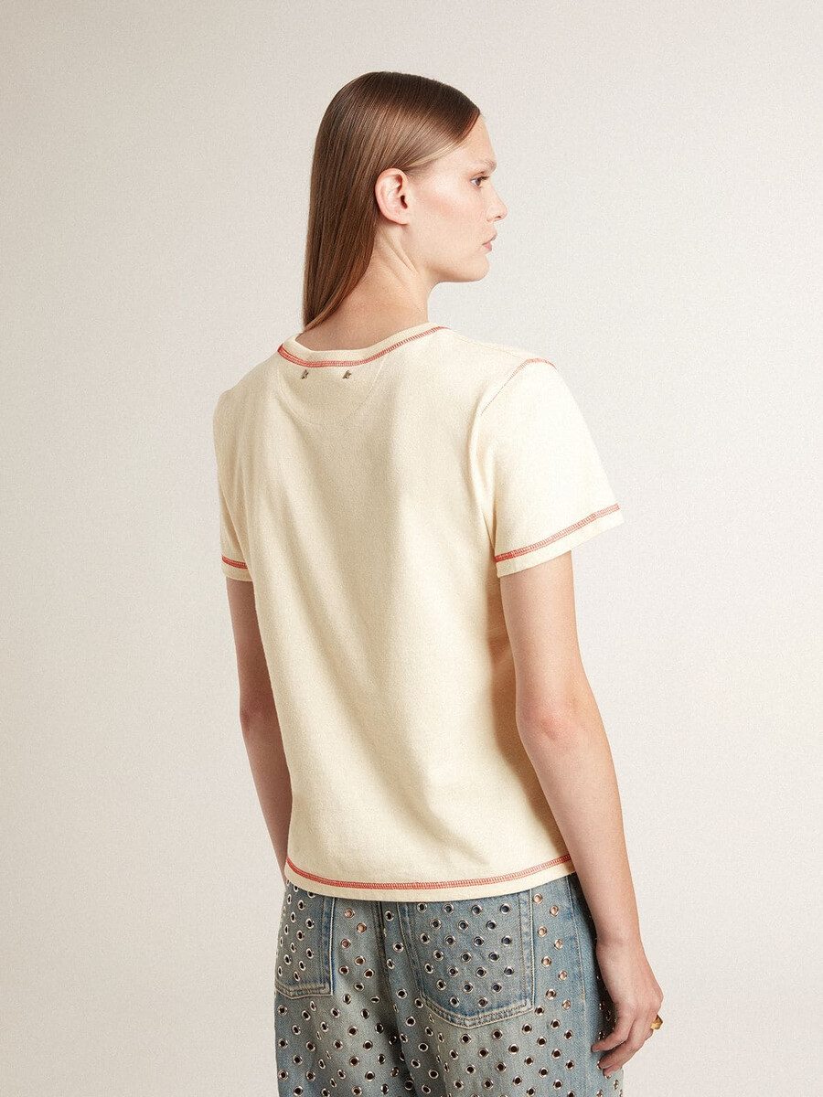 cremefarbenes damen-t-shirt mit verwaschenen roten akzenten