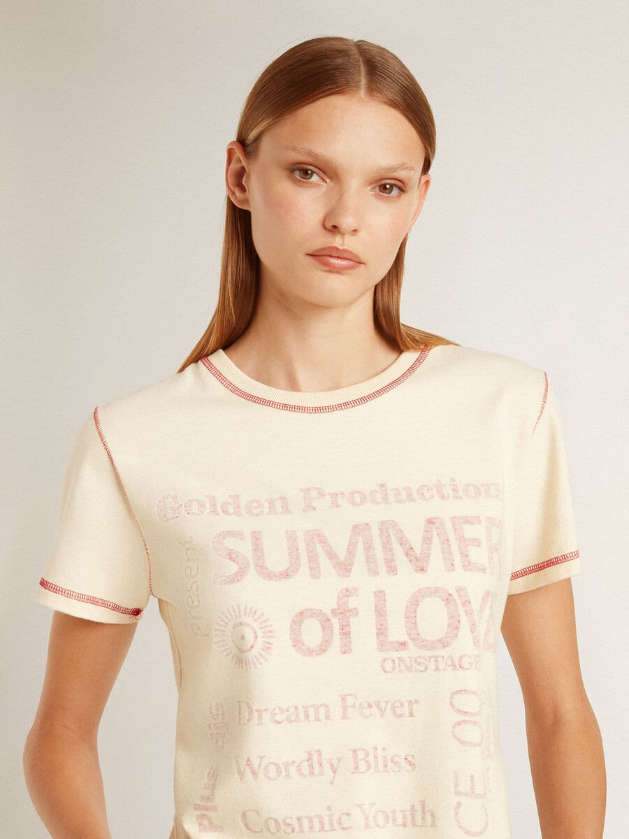 cremefarbenes damen-t-shirt mit verwaschenen roten akzenten