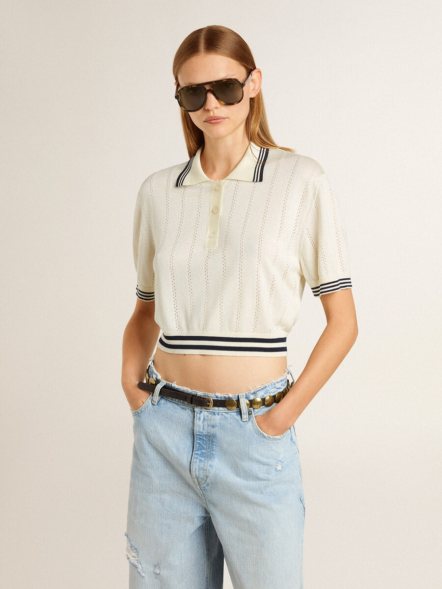 kurzes verwaschenes weißes baumwoll-poloshirt für damen mit blauen rippstrickbündchen