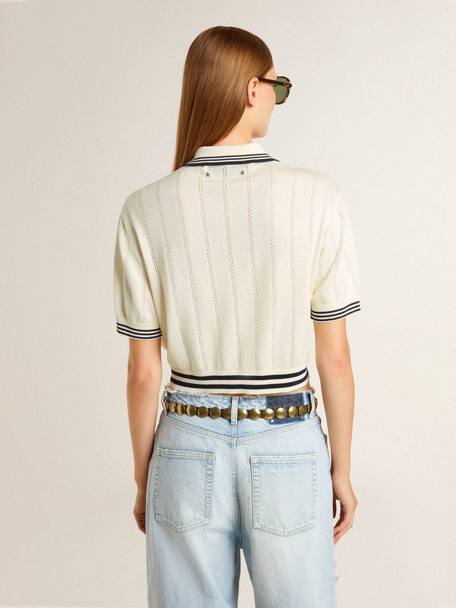 kurzes verwaschenes weißes baumwoll-poloshirt für damen mit blauen rippstrickbündchen