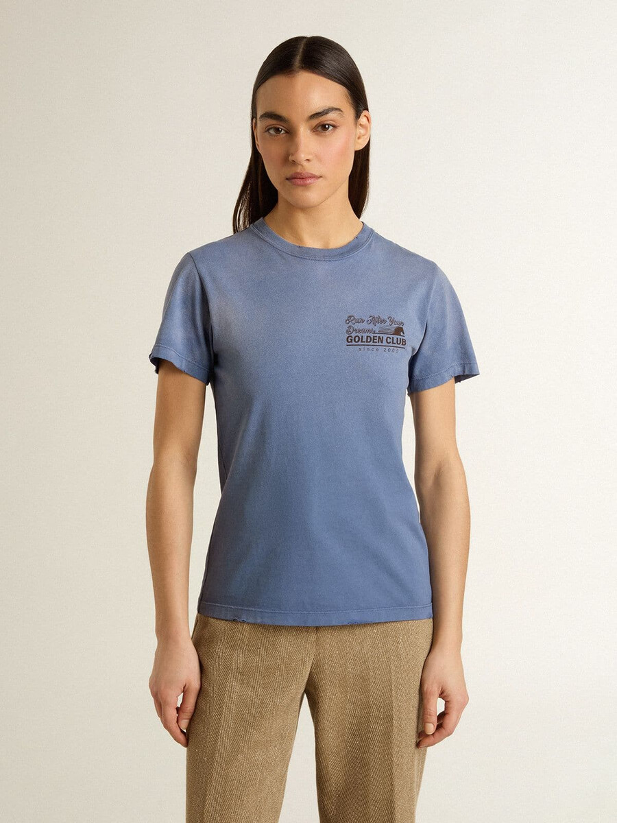 hellblaues damen-t-shirt mit verwaschenem aufdruck auf der brust