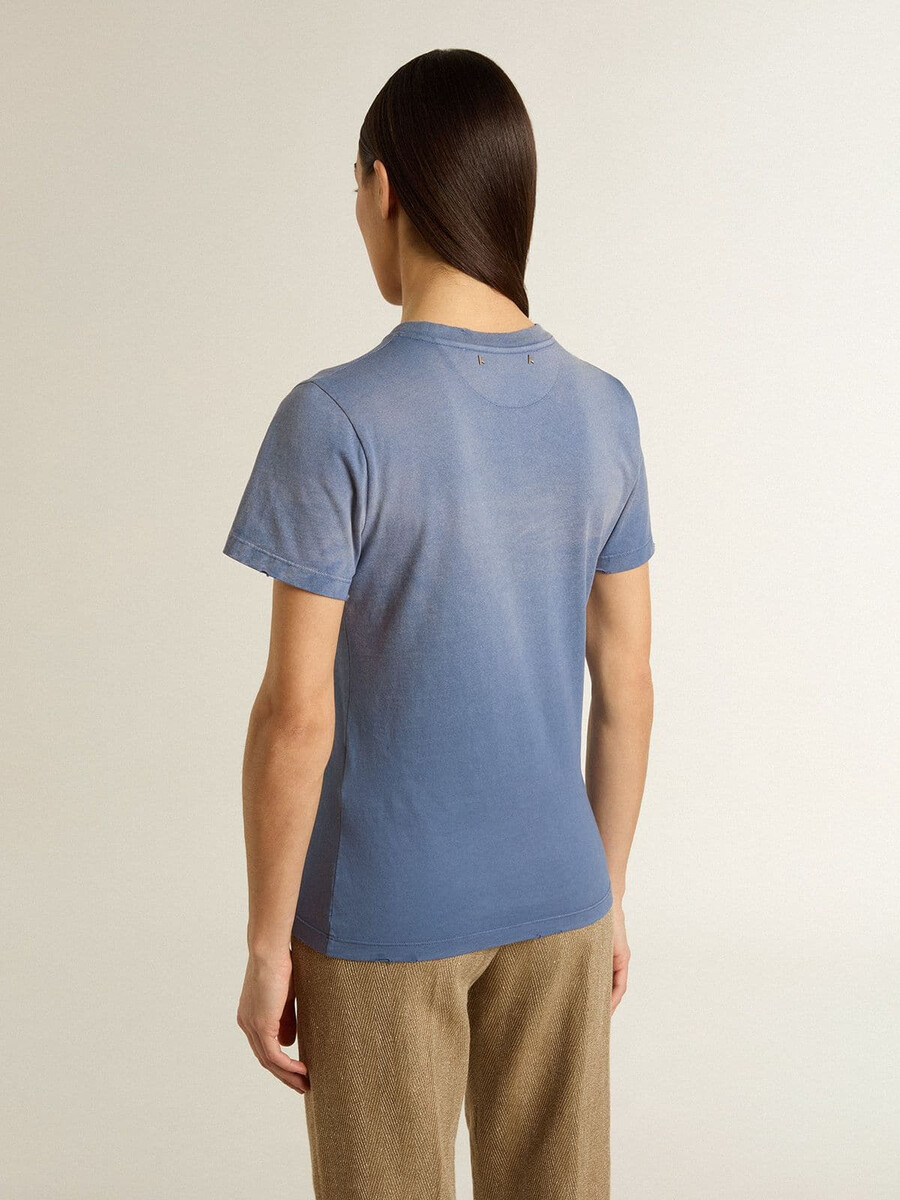 hellblaues damen-t-shirt mit verwaschenem aufdruck auf der brust