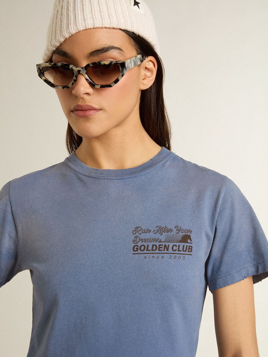 hellblaues damen-t-shirt mit verwaschenem aufdruck auf der brust