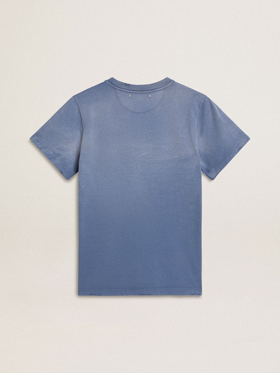 hellblaues damen-t-shirt mit verwaschenem aufdruck auf der brust