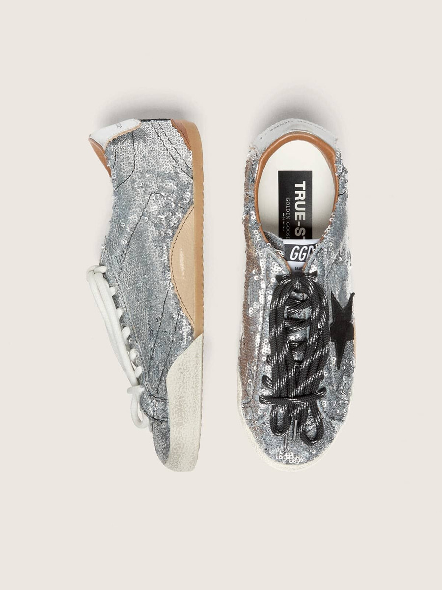 herren-sneaker true-star aus silbernen pailletten mit schwarzem stern und silberner leder-fersenlasche