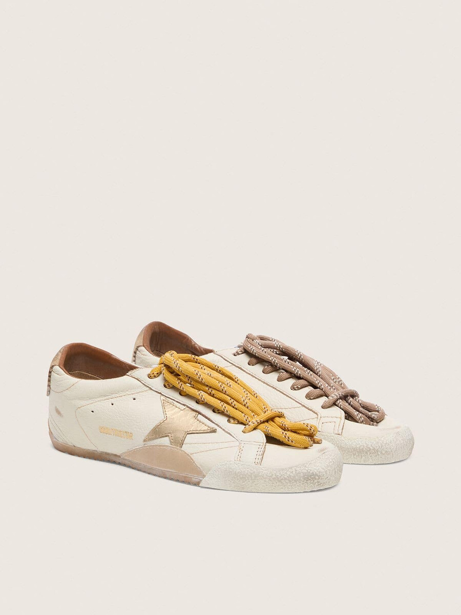 herren-sneaker true-star aus weißem nappaleder mit goldfoliengeprägtem lederstern und beigefarbener wildleder-fersenlasche.