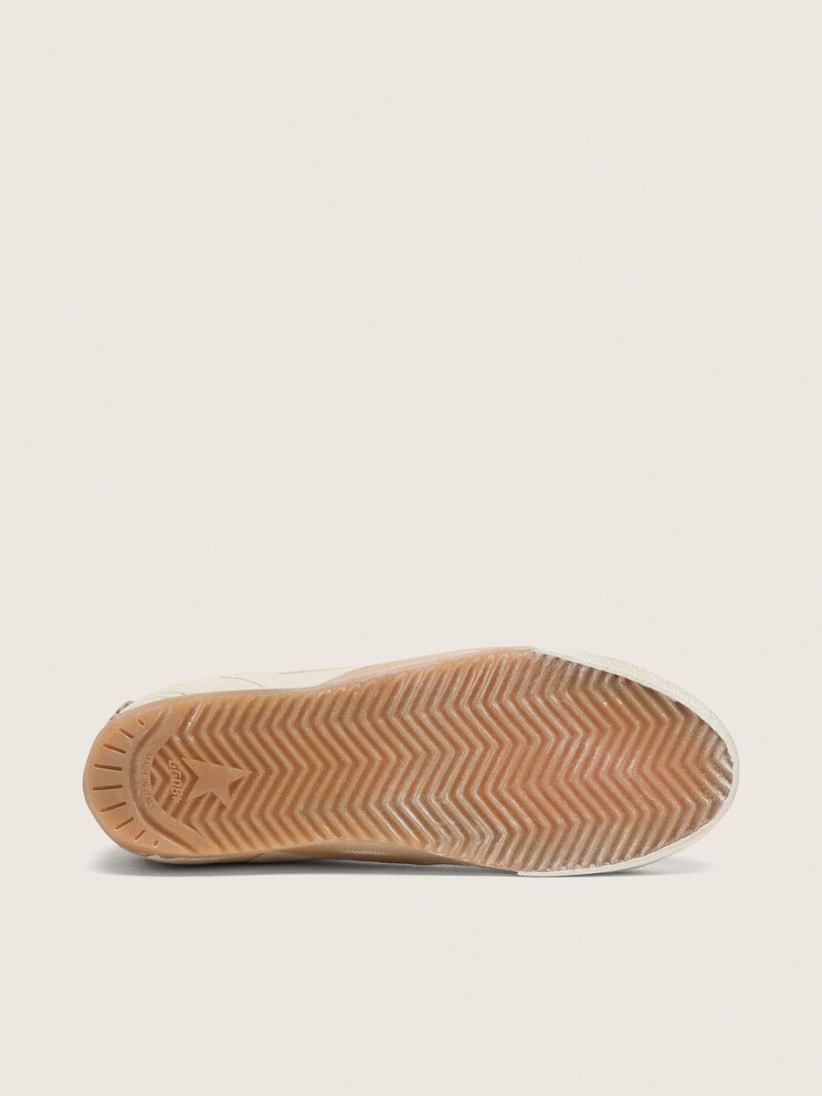 herren-sneaker true-star aus weißem nappaleder mit goldfoliengeprägtem lederstern und beigefarbener wildleder-fersenlasche.