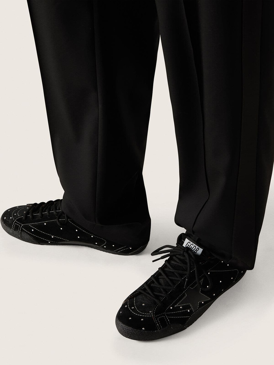 herren-sneaker true-star aus schwarzem wildleder mit swarovski-kristallen und schwarzem lederstern