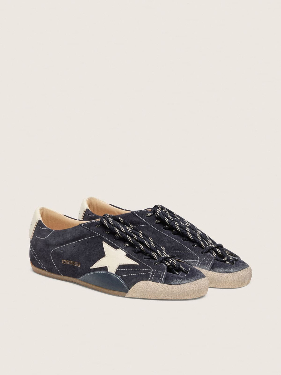 herren-sneaker true-star aus dunkelblauem wildleder mit weißem nappaleder-stern und fersenlasche.