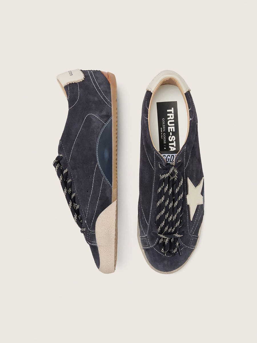 herren-sneaker true-star aus dunkelblauem wildleder mit weißem nappaleder-stern und fersenlasche.