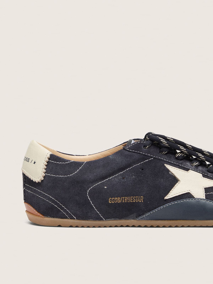 herren-sneaker true-star aus dunkelblauem wildleder mit weißem nappaleder-stern und fersenlasche.