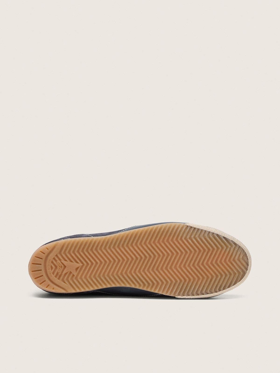 herren-sneaker true-star aus dunkelblauem wildleder mit weißem nappaleder-stern und fersenlasche.