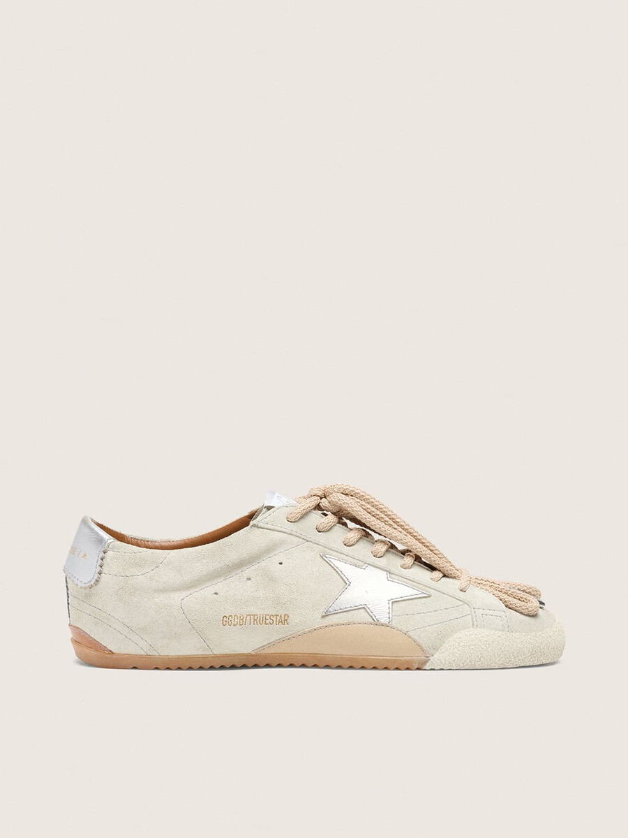herren-sneaker true-star aus hellgrauem wildleder mit silberfarbenem metallic-stern und fersenlasche.
