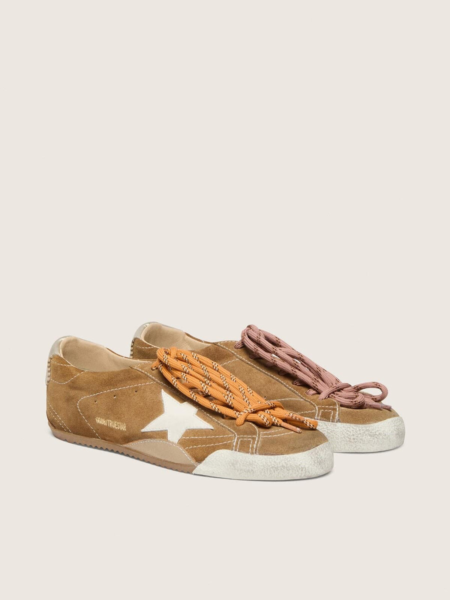 damen-sneaker true-star aus tabakfarbenem wildleder mit weißem stern und platinfarbener fersenlasche