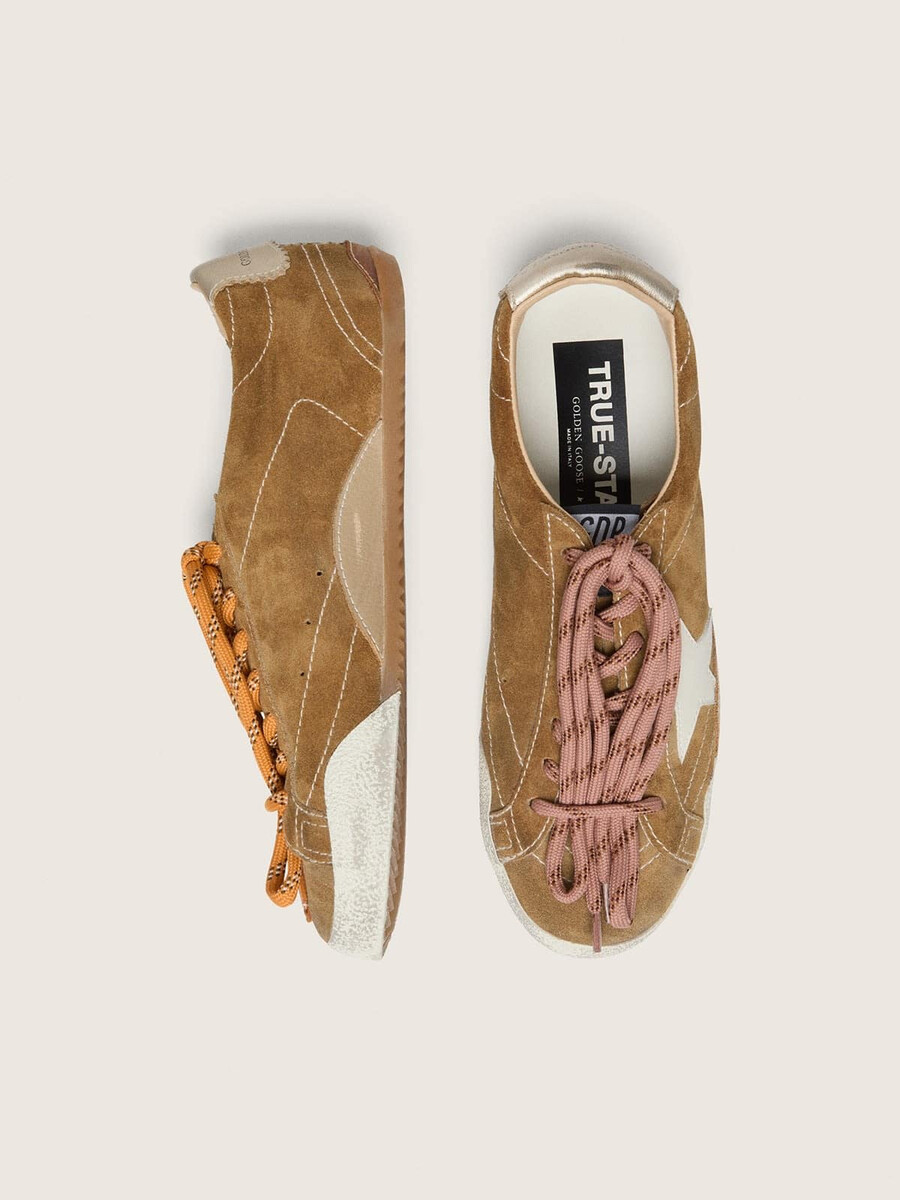 damen-sneaker true-star aus tabakfarbenem wildleder mit weißem stern und platinfarbener fersenlasche