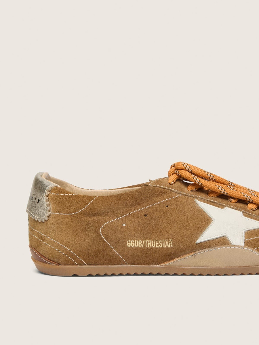 damen-sneaker true-star aus tabakfarbenem wildleder mit weißem stern und platinfarbener fersenlasche