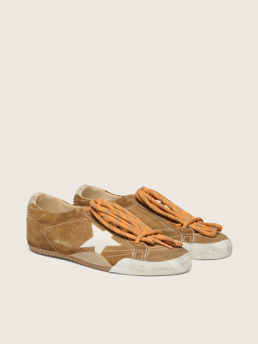 damen-sneaker true-star aus tabakfarbenem wildleder mit weißem stern und platinfarbener fersenlasche
