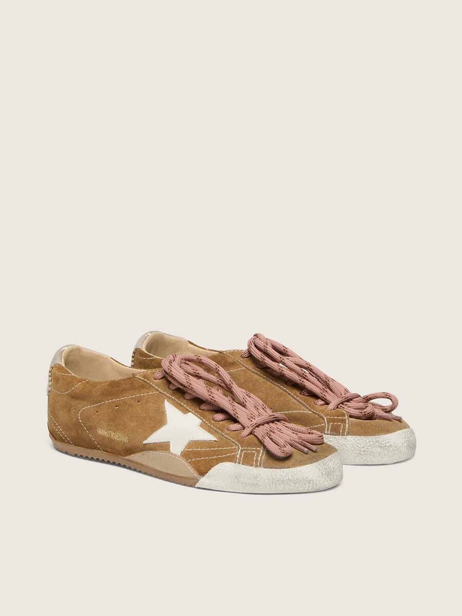 damen-sneaker true-star aus tabakfarbenem wildleder mit weißem stern und platinfarbener fersenlasche