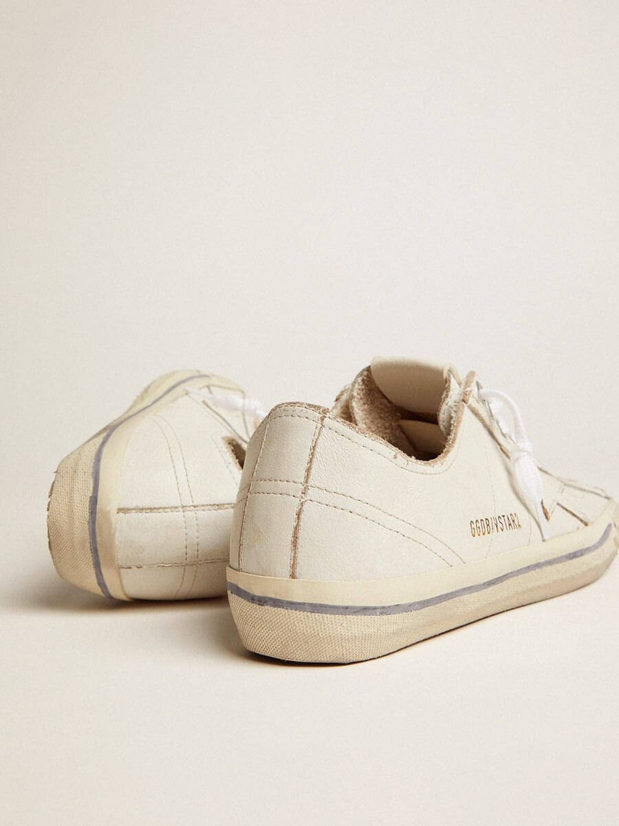 herren-v-star aus weißem leder mit weißem stern und hellblauem streifen am schaftrand