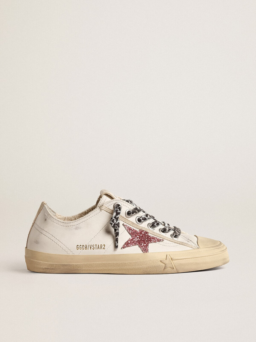 v-star mit pinkfarbenem glitzerstern und fersenlasche aus metallic-leder.