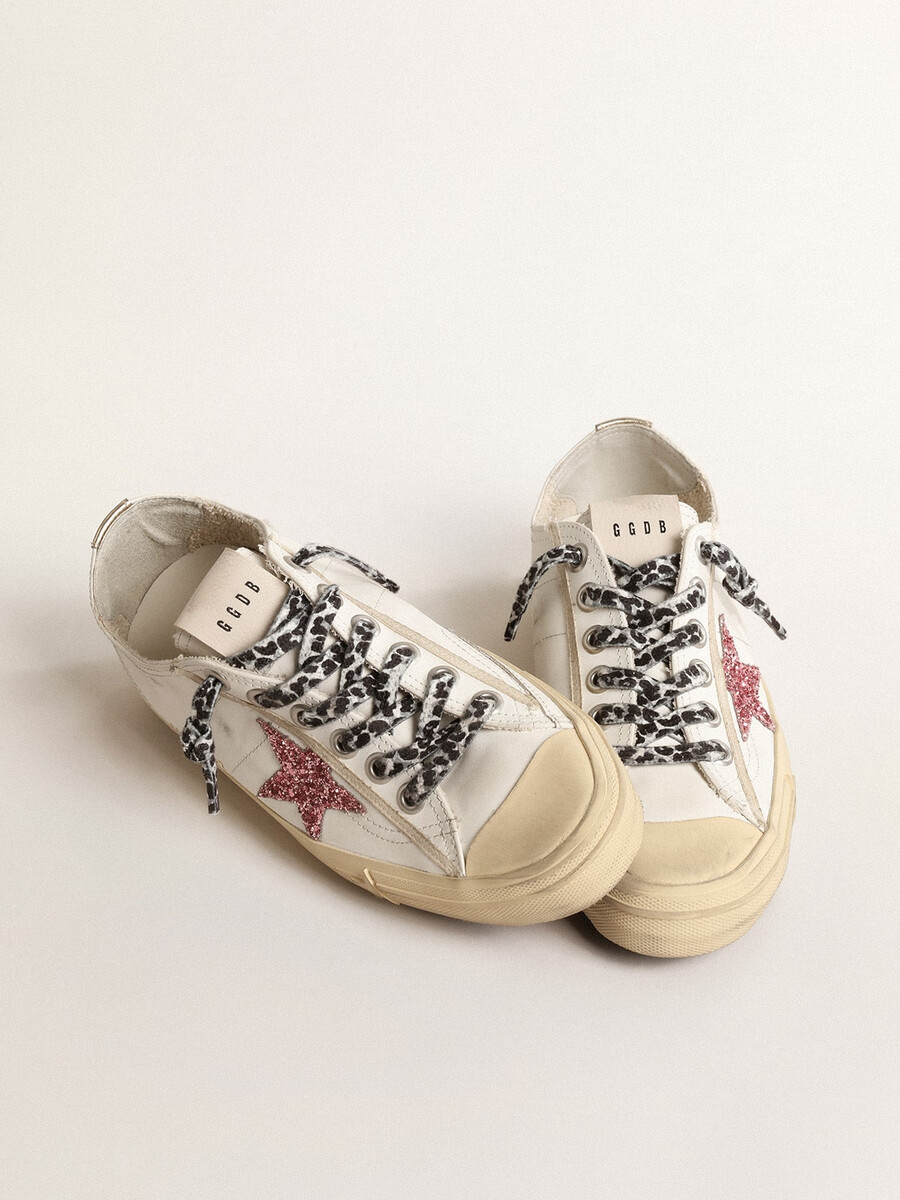 v-star mit pinkfarbenem glitzerstern und fersenlasche aus metallic-leder.