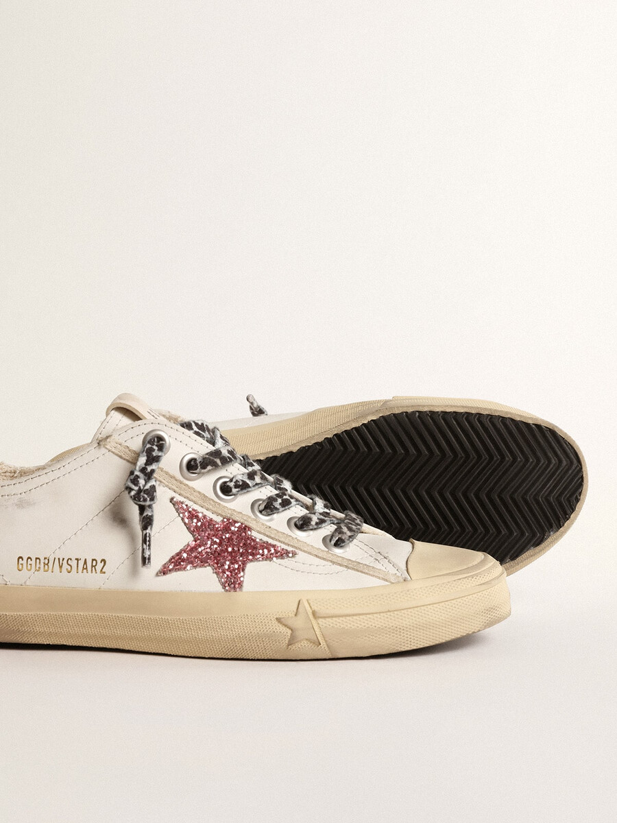 v-star mit pinkfarbenem glitzerstern und fersenlasche aus metallic-leder.