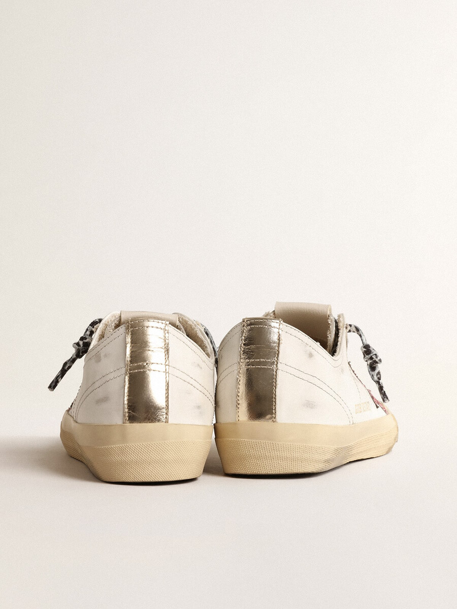 v-star mit pinkfarbenem glitzerstern und fersenlasche aus metallic-leder.