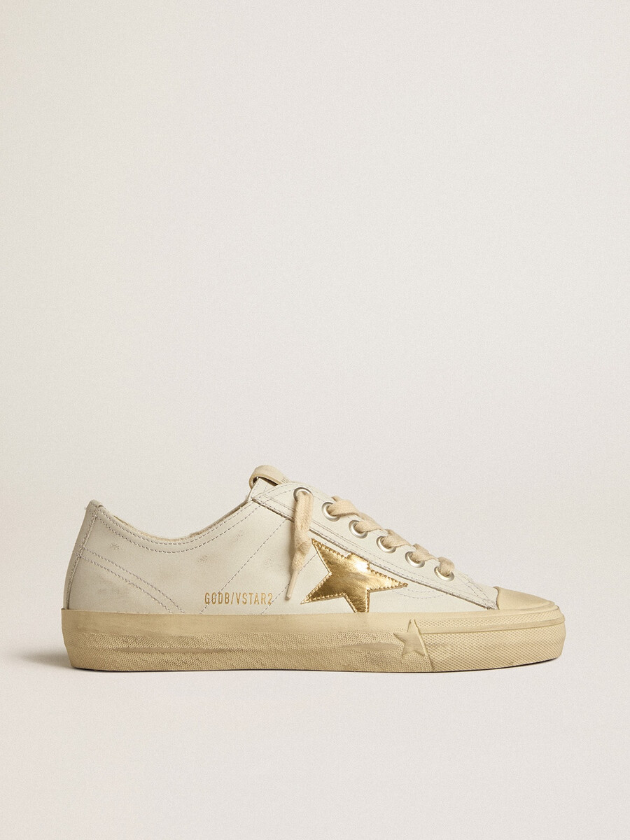 v-star aus weißem leder mit goldfarbenem metallic-lederstern