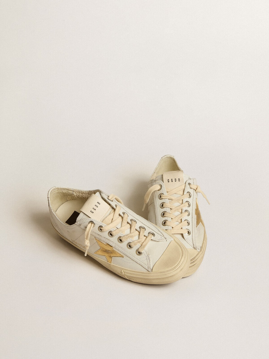 v-star aus weißem leder mit goldfarbenem metallic-lederstern