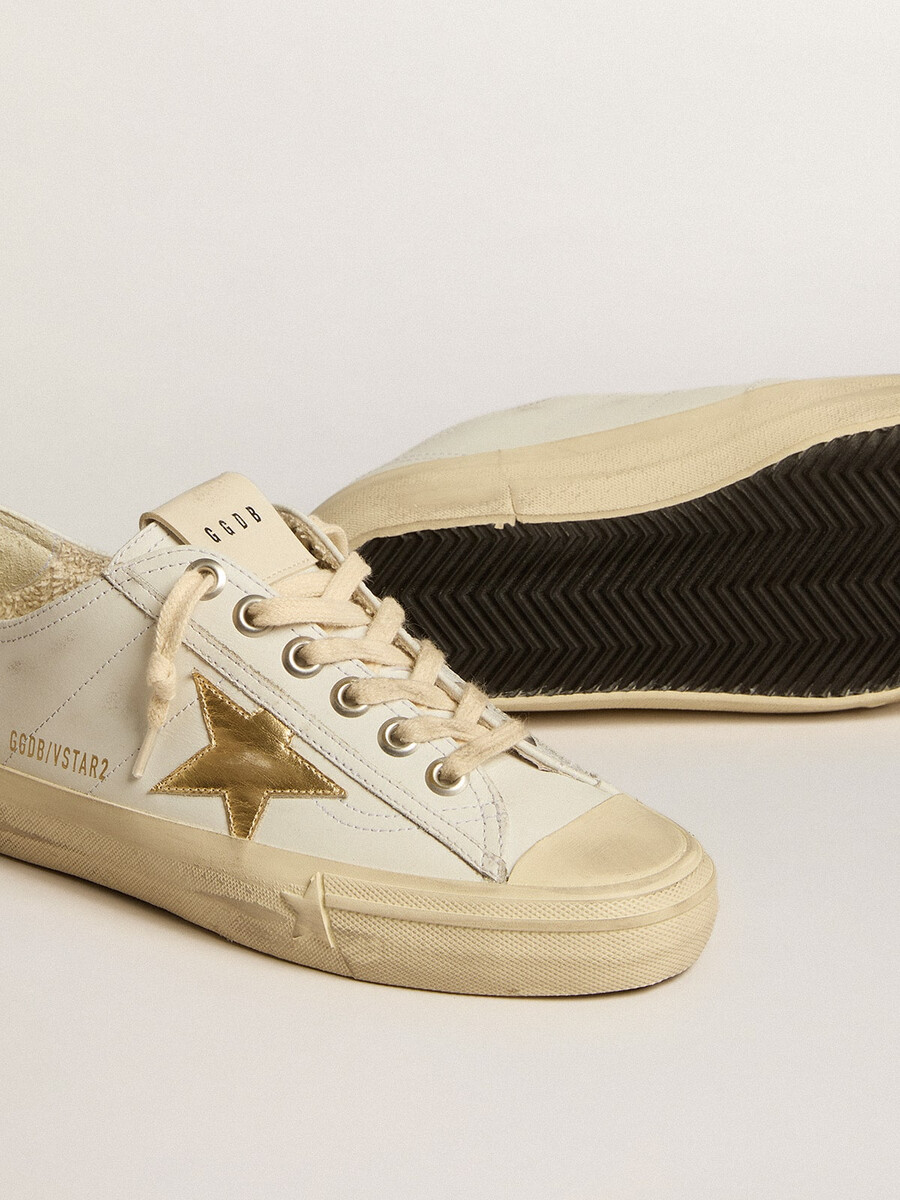 v-star aus weißem leder mit goldfarbenem metallic-lederstern